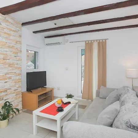 The Hide - Cozy In Center Of *