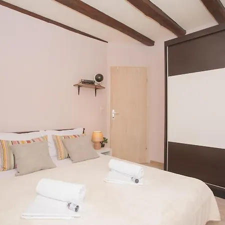The Hide - Cozy In Center Of *